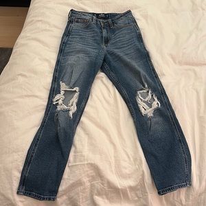 Hollister jeans, ripped, dark blue vintage wash. 🤍